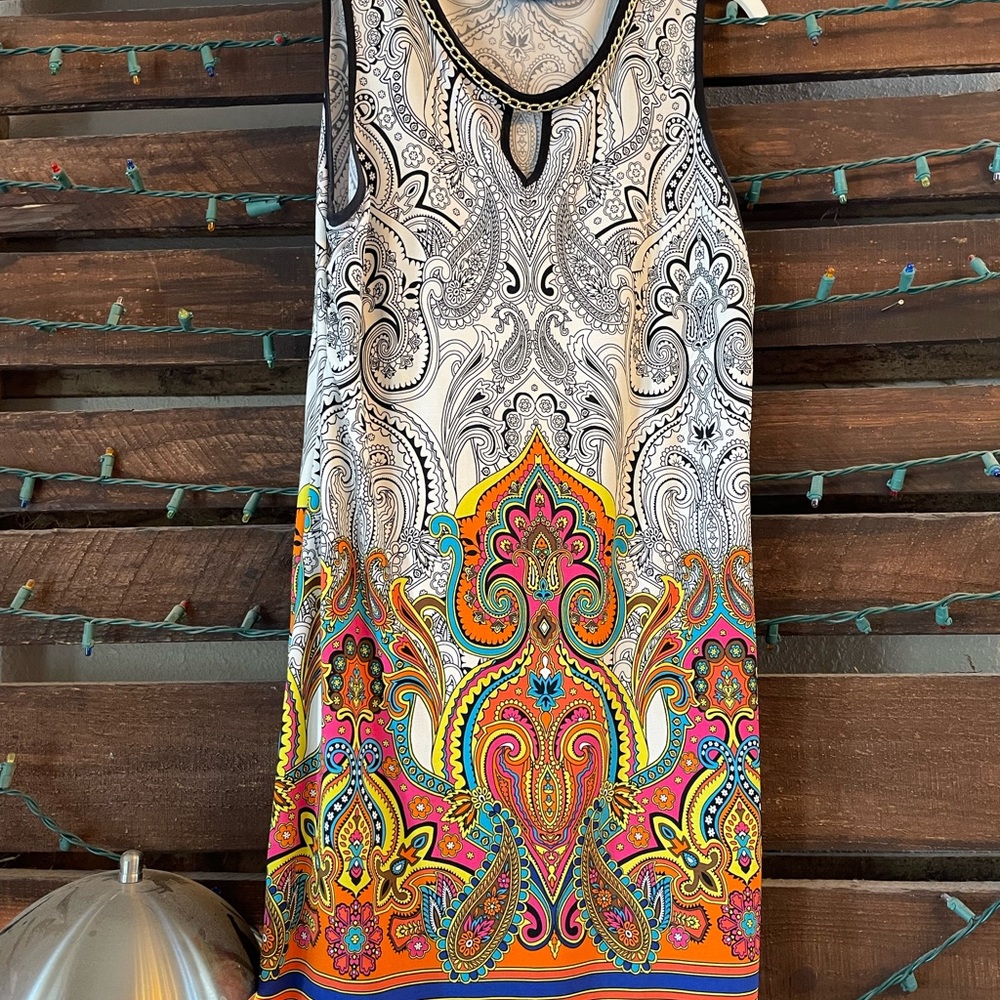 Multicolor sleeveless dress with gold chain. - Picture 1 of 2